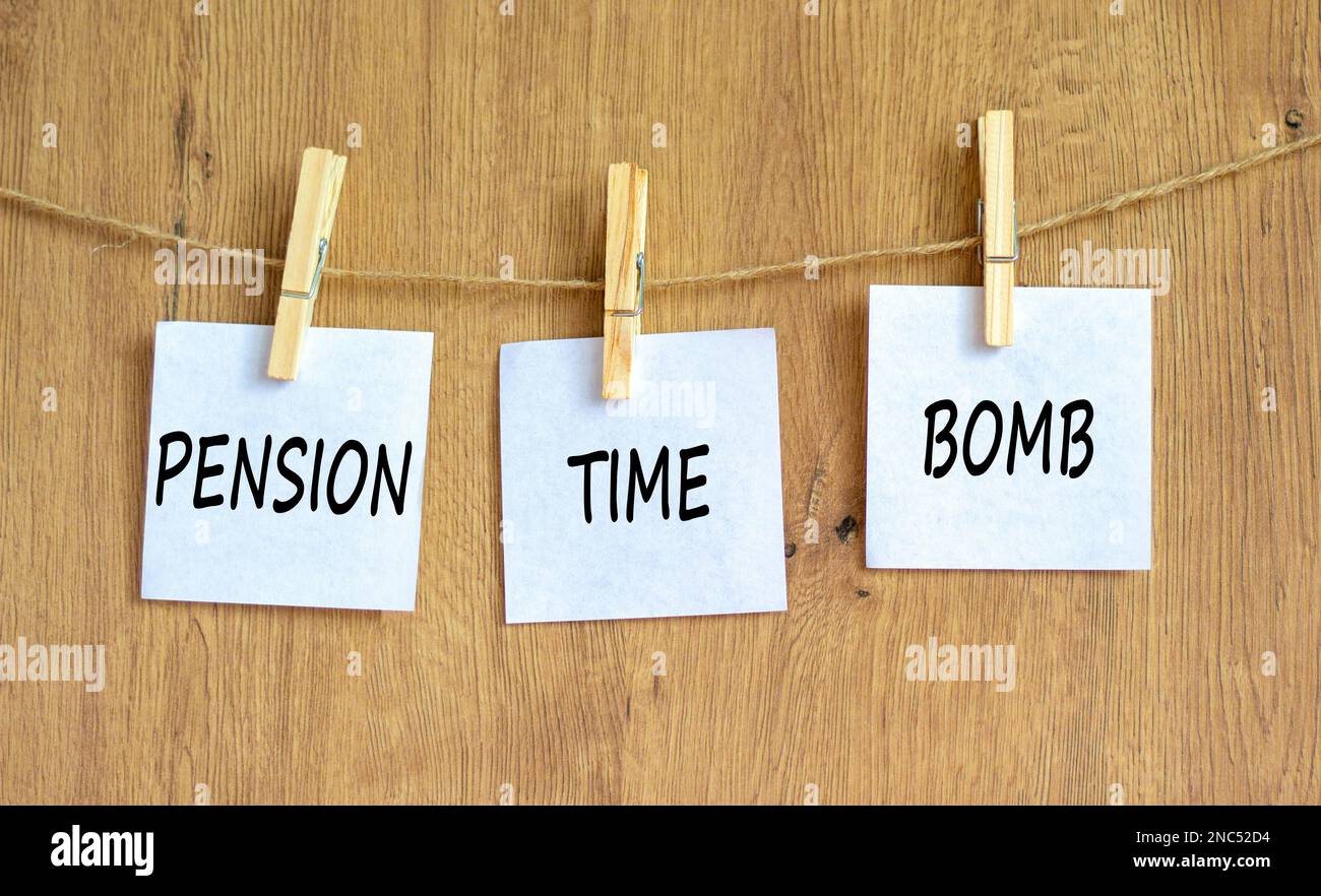 Symbole bombe à retardement. Concept mots Pension Time bombe sur papier blanc sur une belle table en bois fond de bois. Retraite d'entreprise Banque D'Images