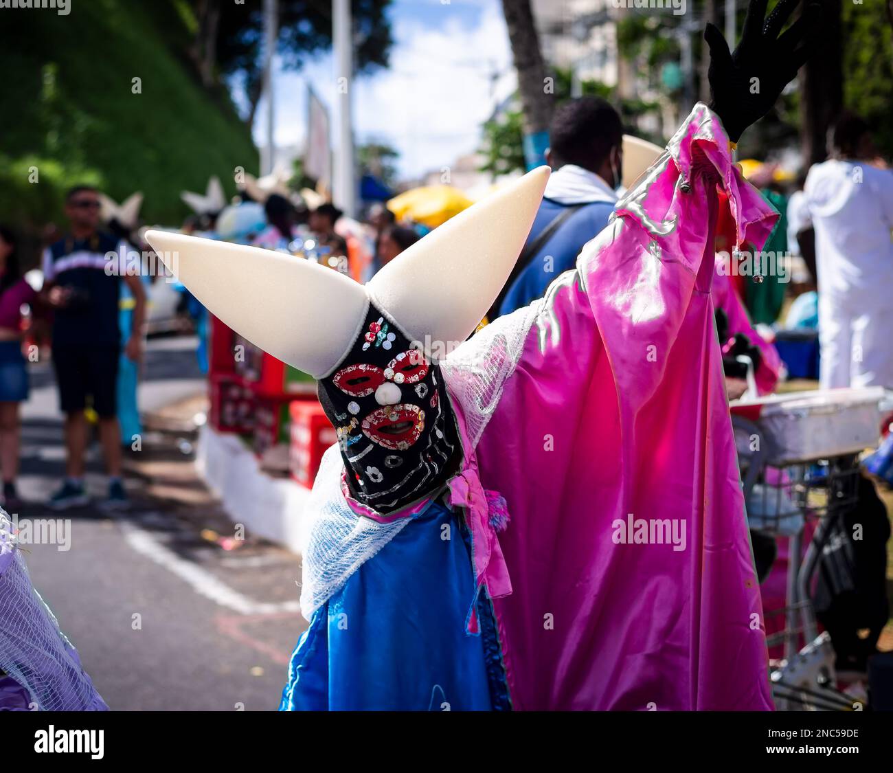 Salvador, Bahia, Brésil - 11 février 2023: Des gens costumés sont vus pendant le défilé de Fuzue pré-Carnaval à Salvador, Bahia. Banque D'Images