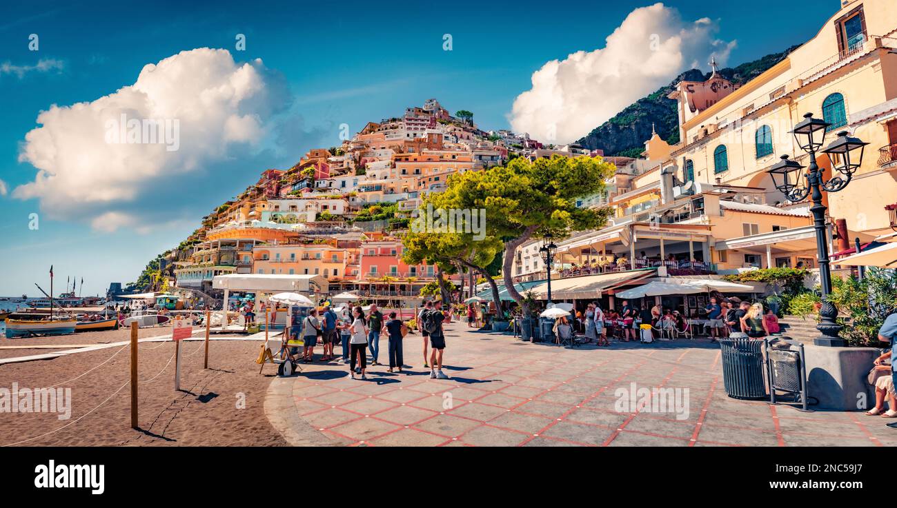 Magnifique paysage urbain d'été de village en bord de falaise sur la côte amalfitaine du sud de l'Italie - Positano. Paysage marin spectaculaire de la mer Méditerranée. Conc. Vacances Banque D'Images