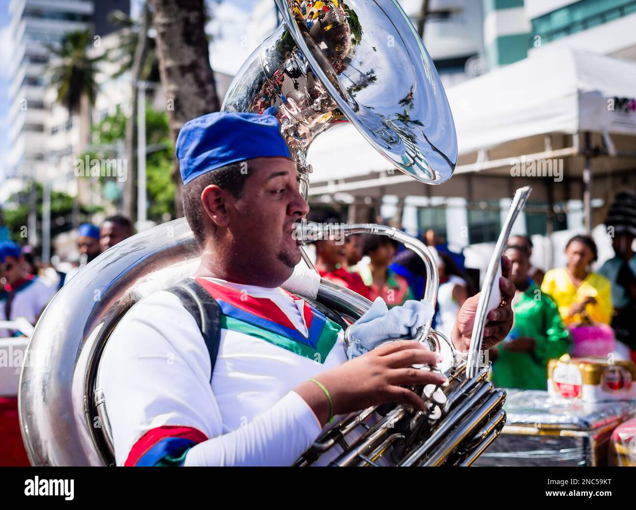 Salvador, Bahia, Brésil - 11 février 2023: Musicien jouant Tuba pendant le défilé de Fuzue pré-carnaval à Salvador, Bahia. Banque D'Images