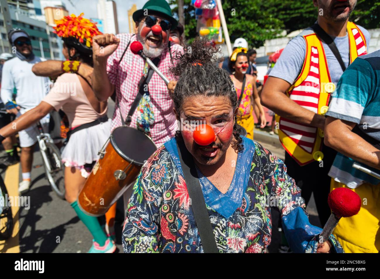 Salvador, Bahia, Brésil - 11 février 2023: Des artistes de cirque sont vus pendant le défilé de Fuzue avant le Carnaval dans la ville de Salvador, Bahia. Banque D'Images