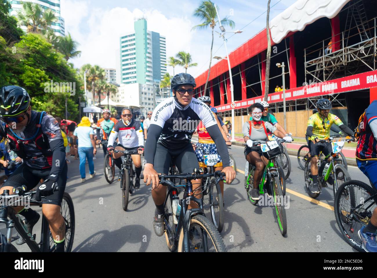 Salvador, Bahia, Brésil - 11 février 2023 : défilé de cyclistes costumés lors de la présentation pré-Carnaval de Fuzue dans la ville de Salvador, Bahia. Banque D'Images
