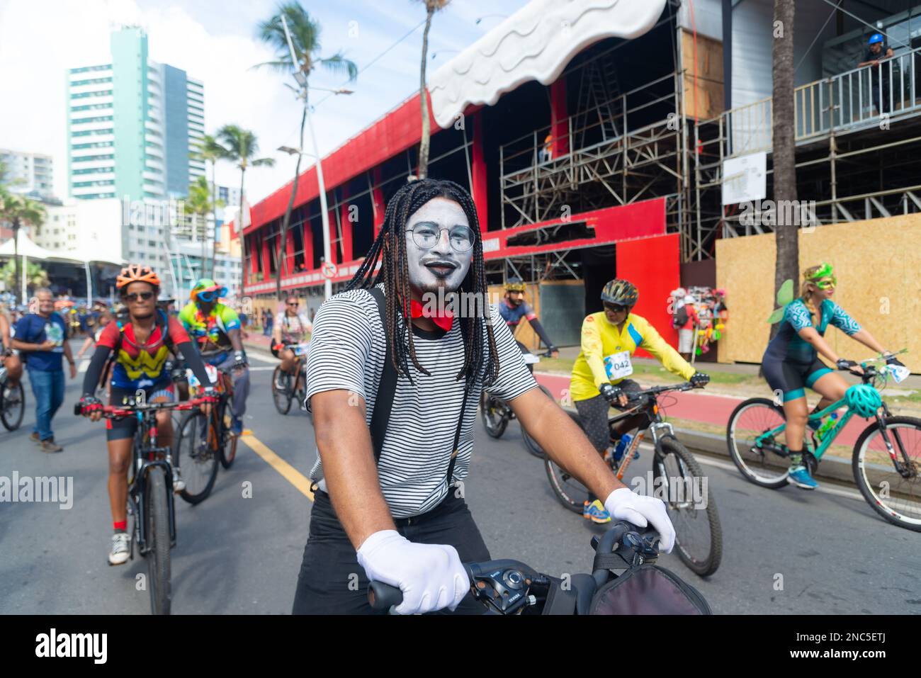 Salvador, Bahia, Brésil - 11 février 2023 : défilé de cyclistes costumés lors de la présentation pré-Carnaval de Fuzue dans la ville de Salvador, Bahia. Banque D'Images