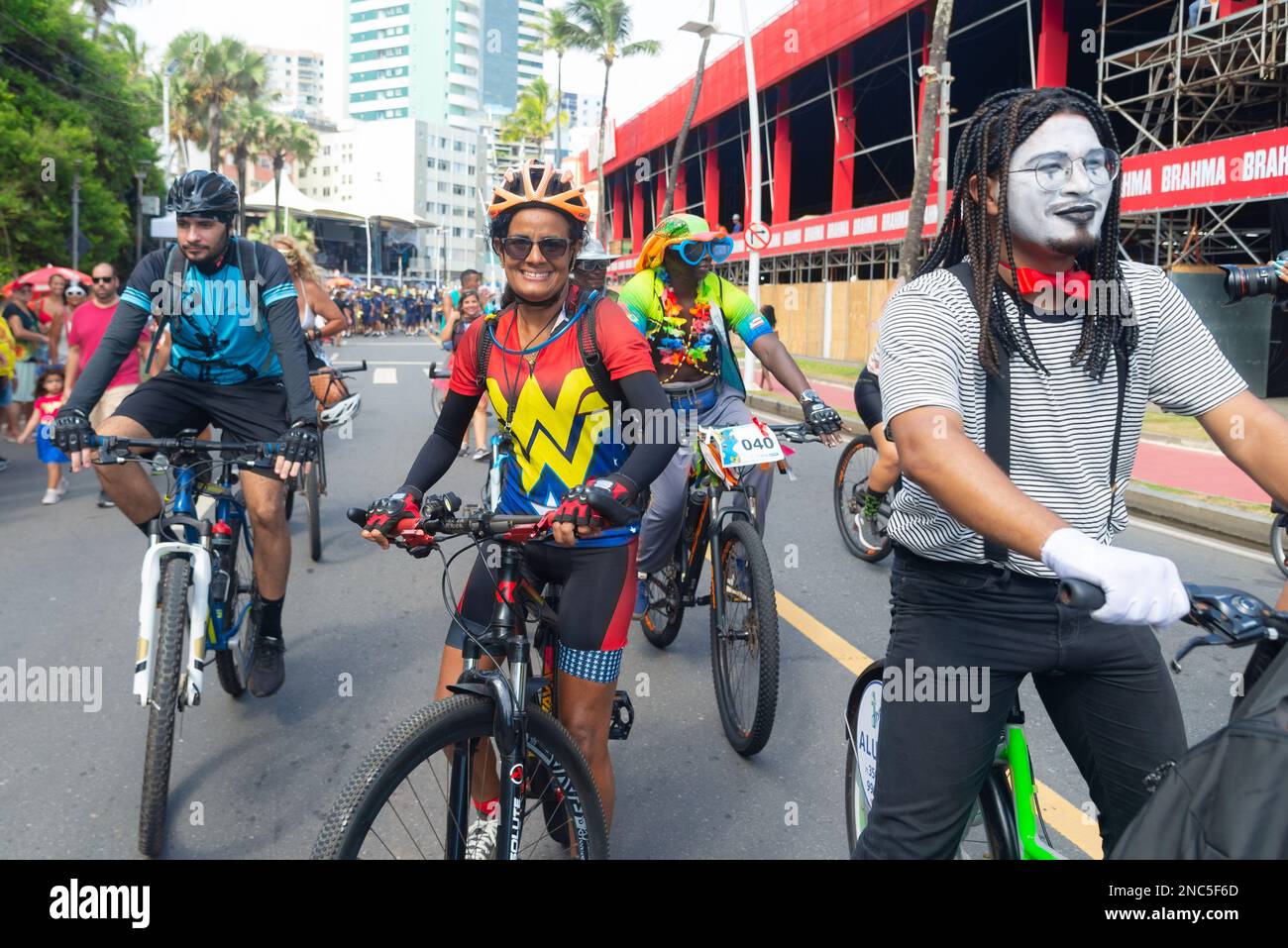 Salvador, Bahia, Brésil - 11 février 2023 : défilé de cyclistes costumés lors de la présentation pré-Carnaval de Fuzue dans la ville de Salvador, Bahia. Banque D'Images