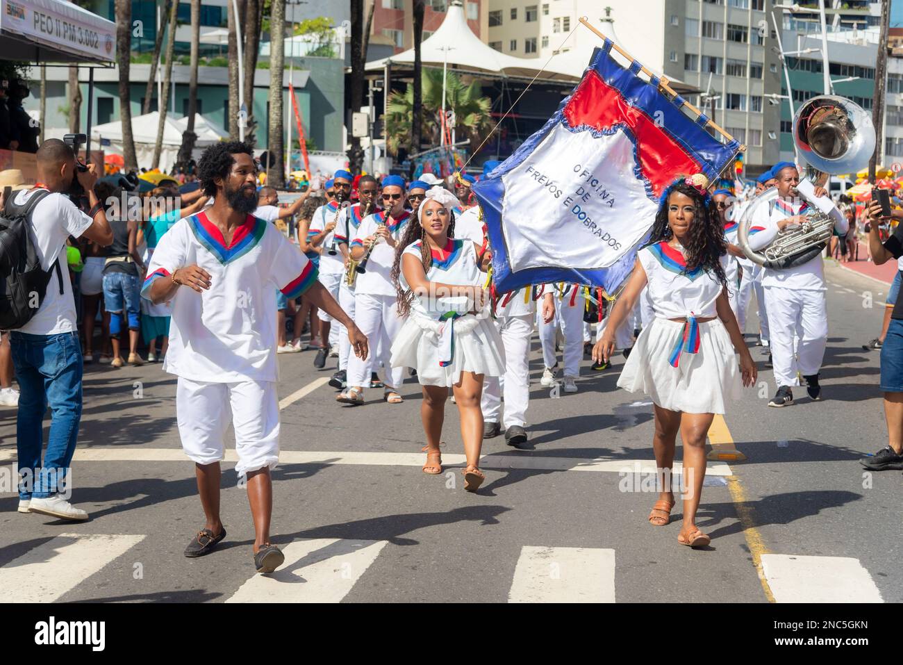 Salvador, Bahia, Brésil - 11 février 2023 : défilés de groupe de danse lors de la présentation de Fuzue avant le Carnaval dans la ville de Salvador, Bahia. Banque D'Images