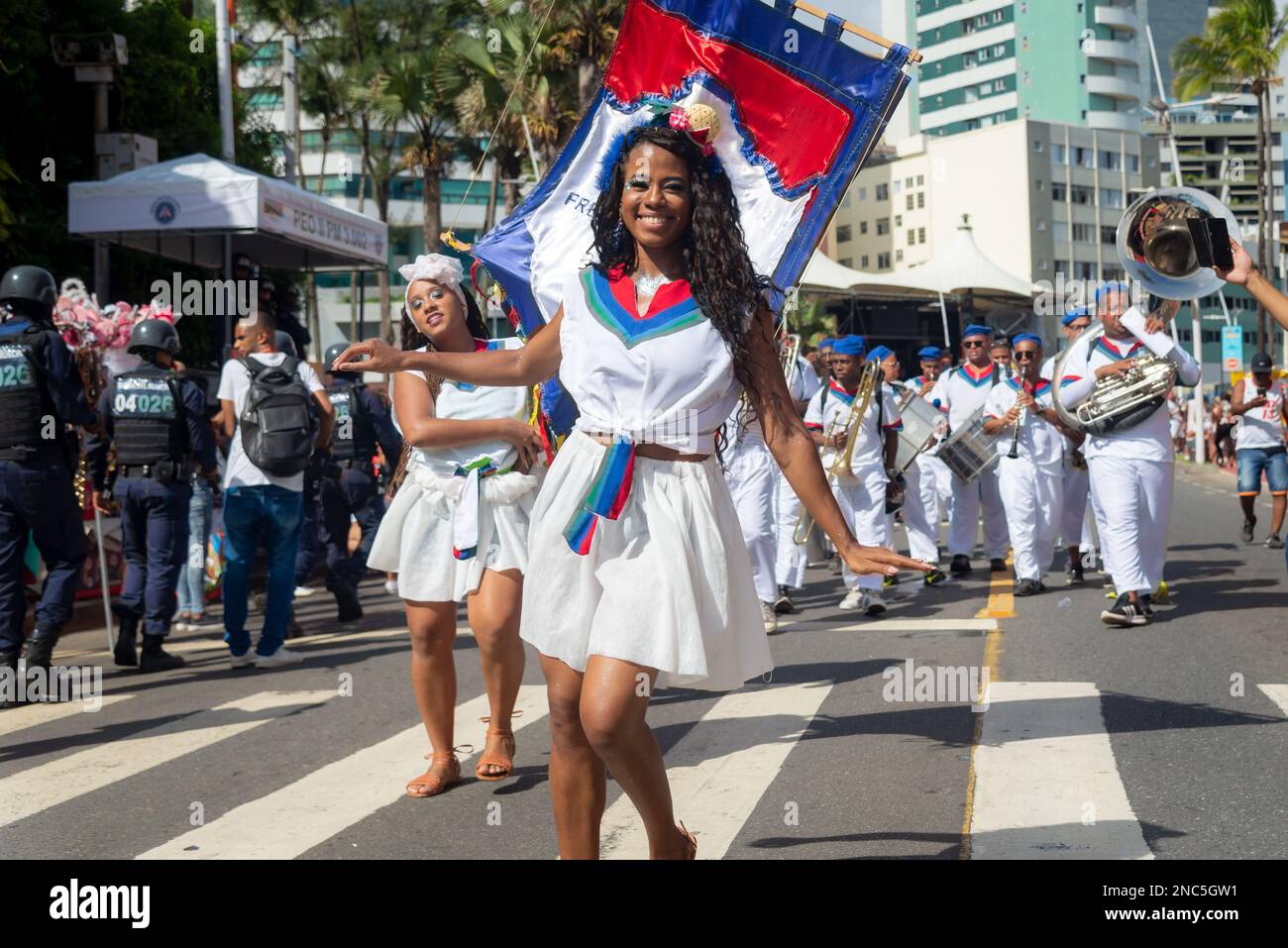 Salvador, Bahia, Brésil - 11 février 2023 : défilés de groupe de danse lors de la présentation de Fuzue avant le Carnaval dans la ville de Salvador, Bahia. Banque D'Images
