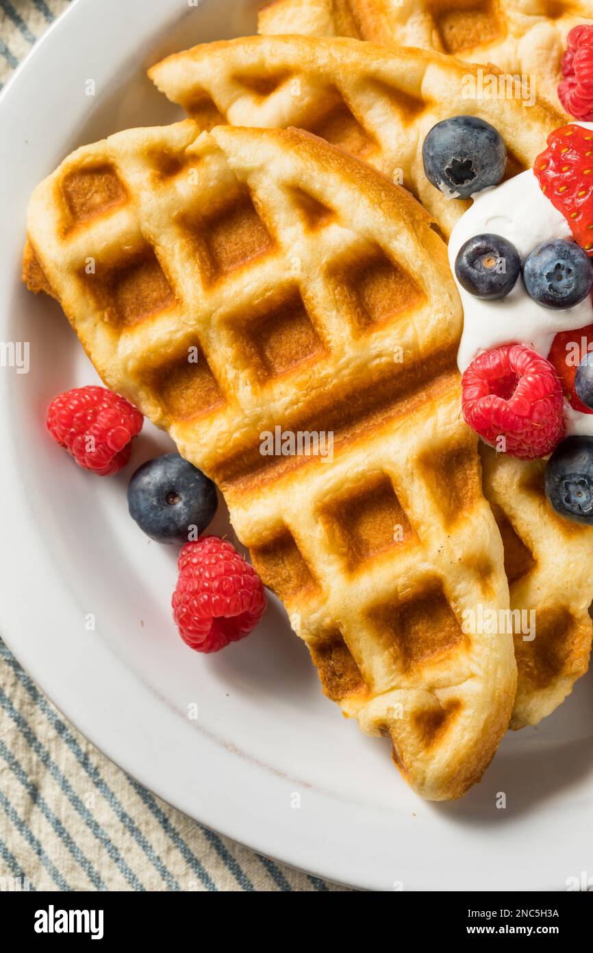 Croffes à gaufres maison avec baies et crème Banque D'Images