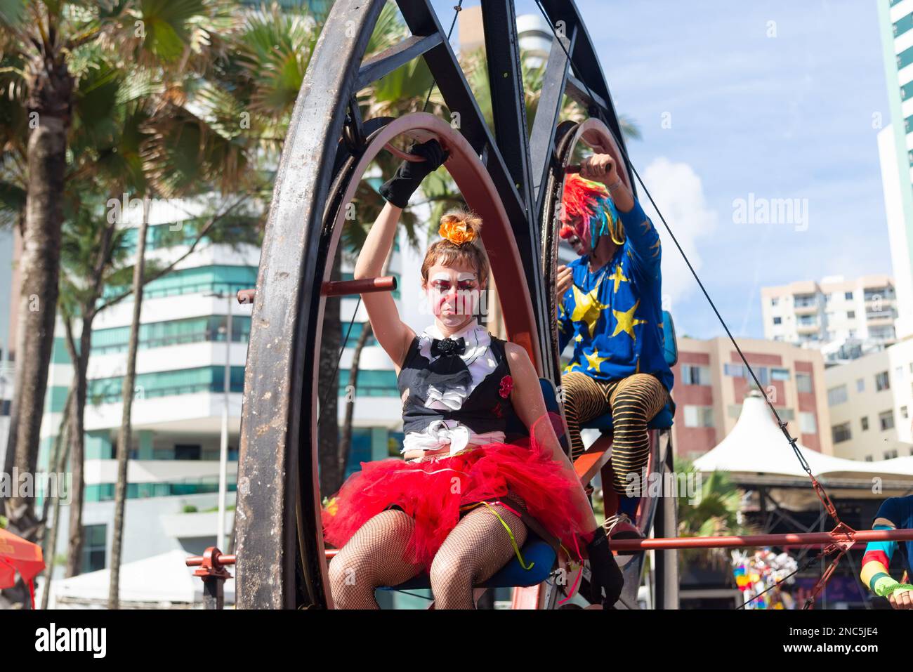 Salvador, Bahia, Brésil - 11 février 2023 : des artistes de cirque se produisent lors du défilé de Fuzue avant le Carnaval dans la ville de Salvador, Bahia. Banque D'Images