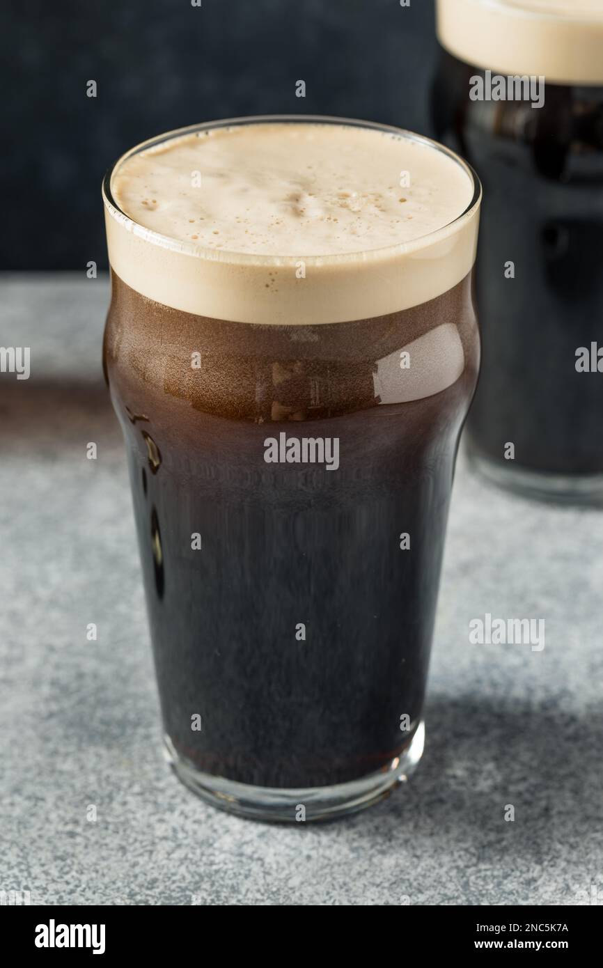 Bière de Stout irlandaise pour St. Patrick Banque D'Images