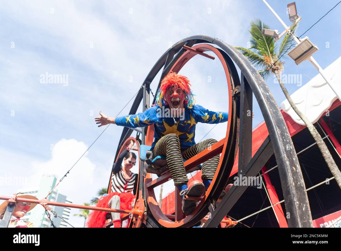 Salvador, Bahia, Brésil - 11 février 2023 : des artistes de cirque se produisent lors du défilé de Fuzue avant le Carnaval dans la ville de Salvador, Bahia. Banque D'Images