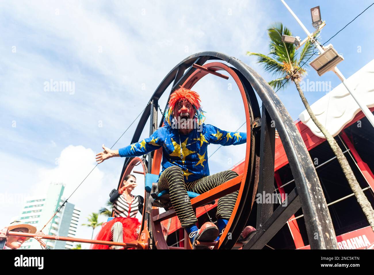 Salvador, Bahia, Brésil - 11 février 2023 : des artistes de cirque se produisent lors du défilé de Fuzue avant le Carnaval dans la ville de Salvador, Bahia. Banque D'Images
