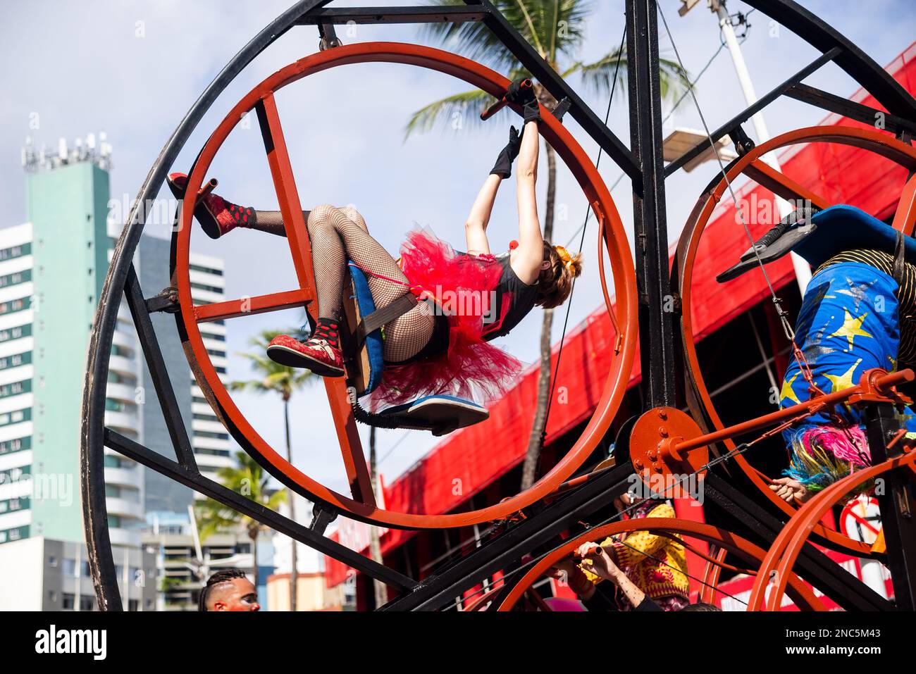 Salvador, Bahia, Brésil - 11 février 2023 : des artistes de cirque se produisent lors du défilé de Fuzue avant le Carnaval dans la ville de Salvador, Bahia. Banque D'Images