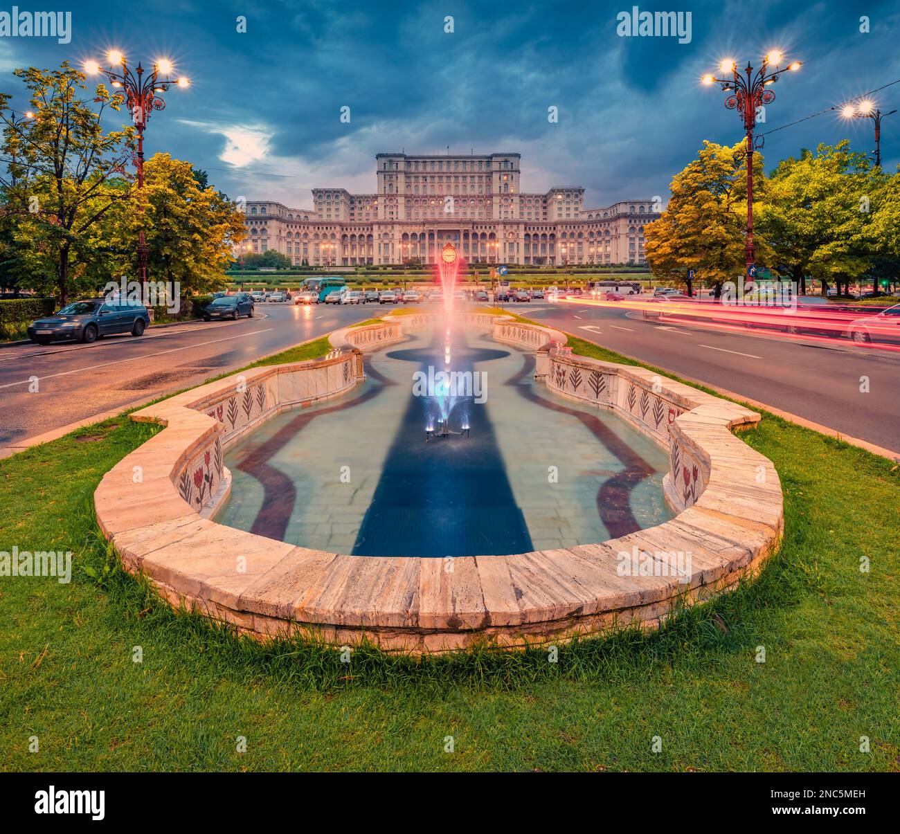 Vue pittoresque sur le palais du Parlement. Magnifique paysage urbain de Bucarest - capitale de la Transylvanie, romanine, Roumanie, Europe. Trave Banque D'Images