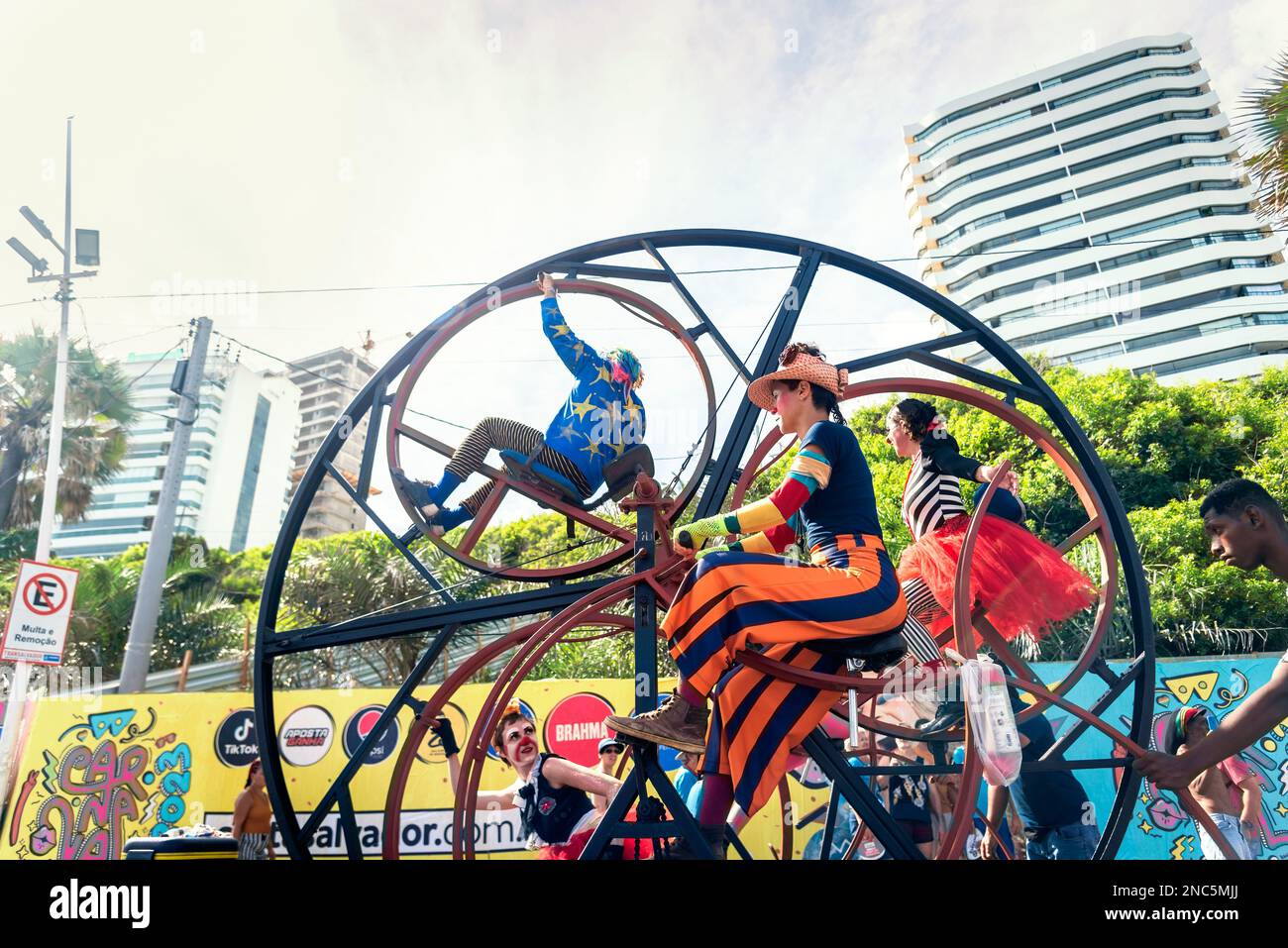 Salvador, Bahia, Brésil - 11 février 2023 : des artistes de cirque se produisent lors du défilé de Fuzue avant le Carnaval dans la ville de Salvador, Bahia. Banque D'Images