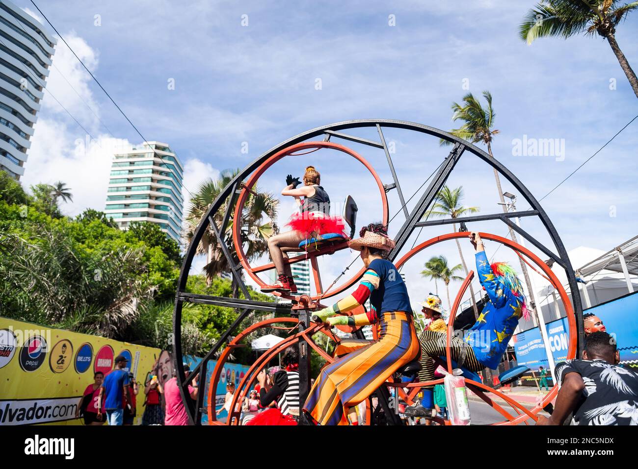 Salvador, Bahia, Brésil - 11 février 2023 : des artistes de cirque se produisent lors du défilé de Fuzue avant le Carnaval dans la ville de Salvador, Bahia. Banque D'Images