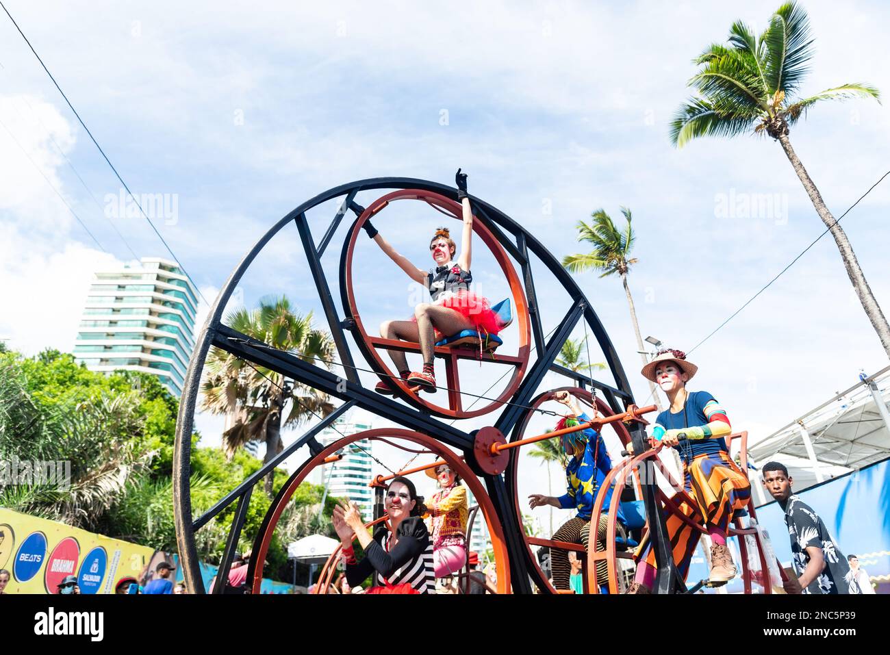 Salvador, Bahia, Brésil - 11 février 2023 : des artistes de cirque se produisent lors du défilé de Fuzue avant le Carnaval dans la ville de Salvador, Bahia. Banque D'Images