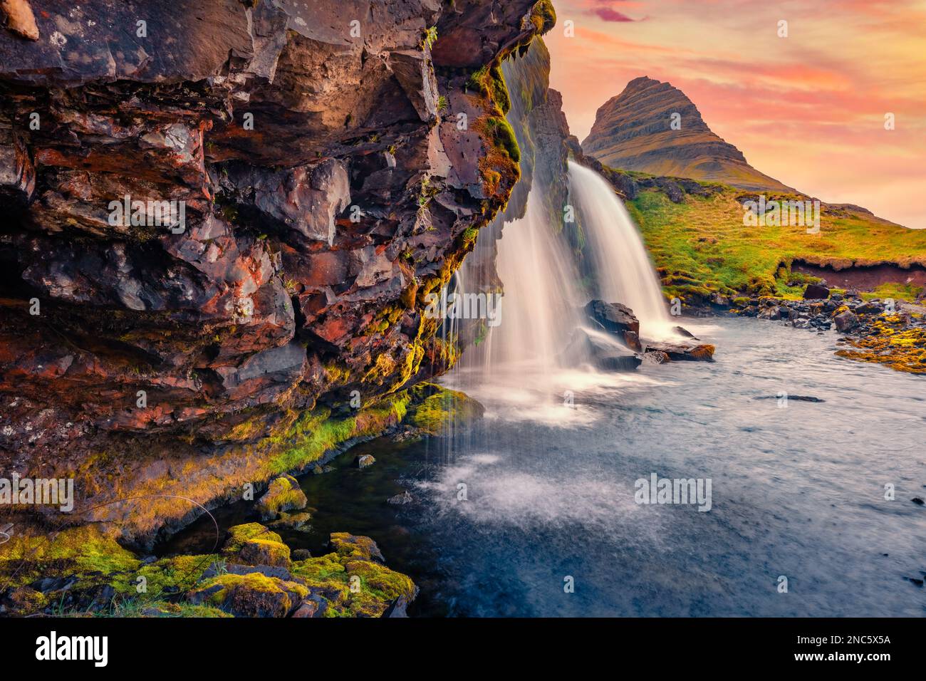 Vue incroyable du matin sur la destination populaire du tourast - chute d'eau Kirkjufellsfoss. Un lever de soleil spectaculaire sur la péninsule de Snaefellsnes, en Islande, en Europe. Banque D'Images