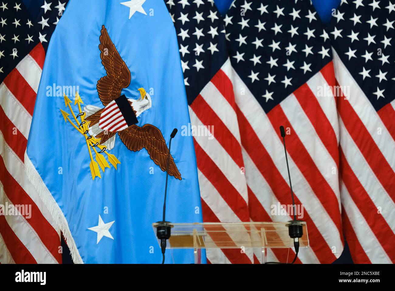 Bruxelles, Belgique. 14th févr. 2023. Les drapeaux AMÉRICAINS se trouvent dans la salle de presse du siège de l'OTAN à Bruxelles, Belgique, le 14 février 2023. Crédit: ALEXANDROS MICHAILIDIS/Alamy Live News Banque D'Images