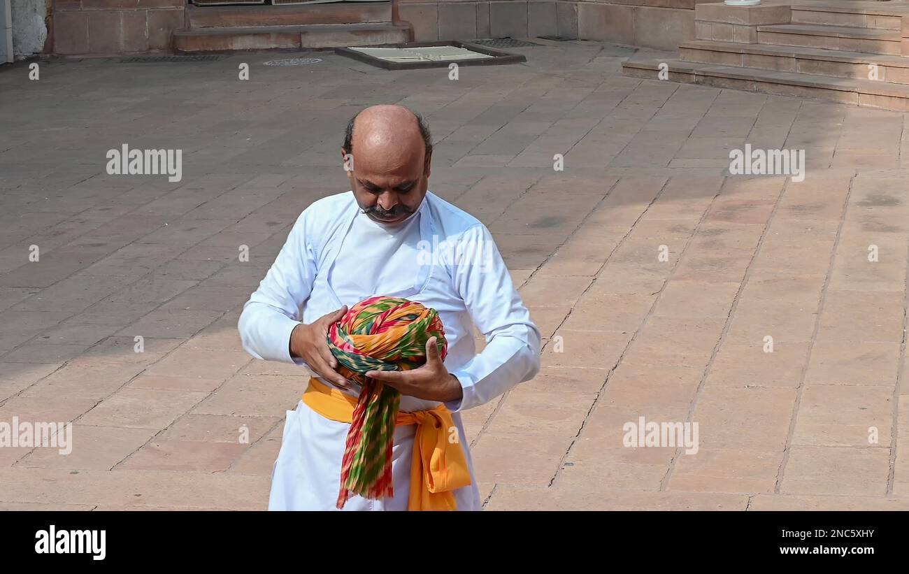 Jodhpur, Rajasthan, Inde - 19th octobre 2019 : démonstration de la façon de porter un turban, un pagri, un casque ou une coiffe à base de bobinage de tissu, est porté un Banque D'Images
