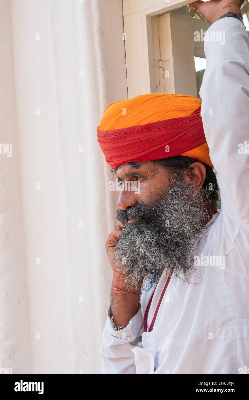 Jodhpur, Rajasthan, Inde - 19 octobre 2019 : Rajput homme senior avec turban coloré appelé pagri, parlant sur son téléphone mobile de nouvelle technologie. Banque D'Images