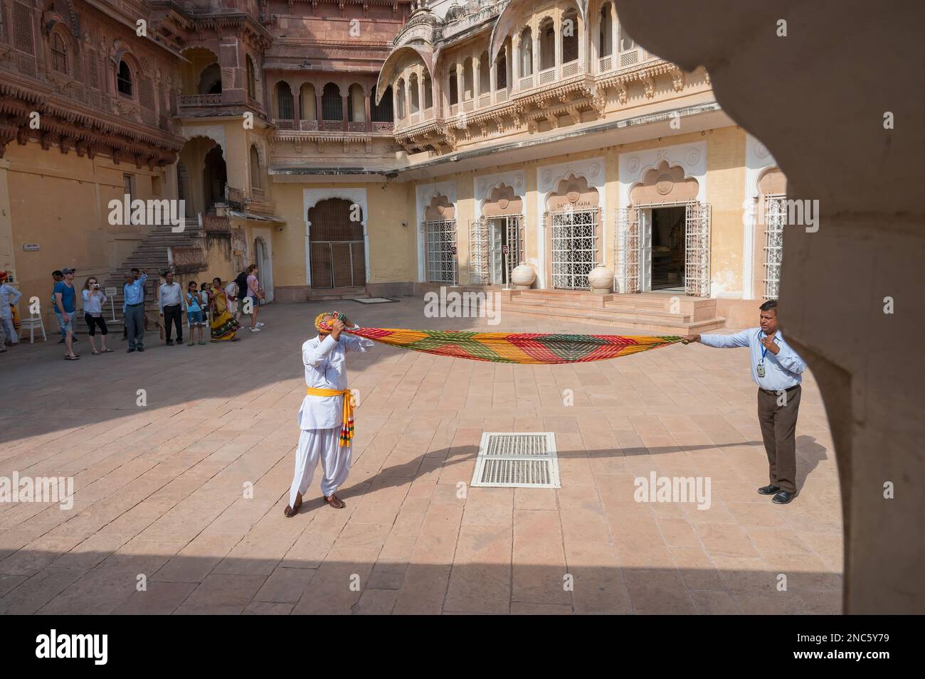Jodhpur, Rajasthan, Inde - 19 octobre 2019 : démonstration pour savoir comment porter un turban, pagri, coiffe ou coiffe basée sur un enroulement de tissu. Banque D'Images