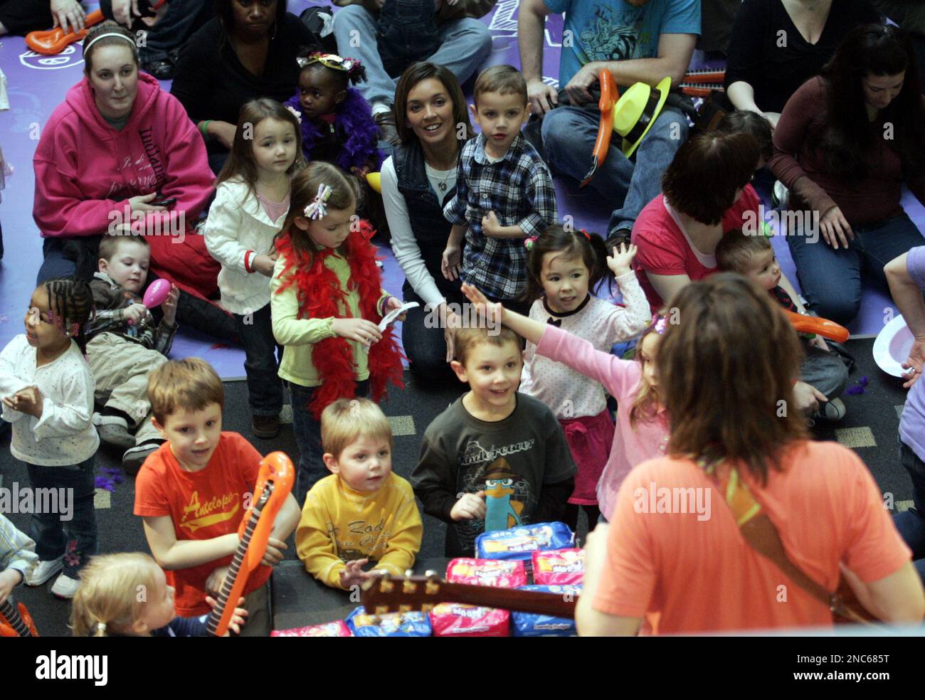 **COMMERCIAL IMAGE** In this photograph taken by AP Images for Pull-Ups, thousands of parents and toddlers do the potty dance together for the first ever Pull-Ups Potty Dance Day at the Children's Museum in Indianapolis and in homes across the country, Saturday, March 5, 2011. (Tom Strattman/AP Images for Pull-Ups) Banque D'Images