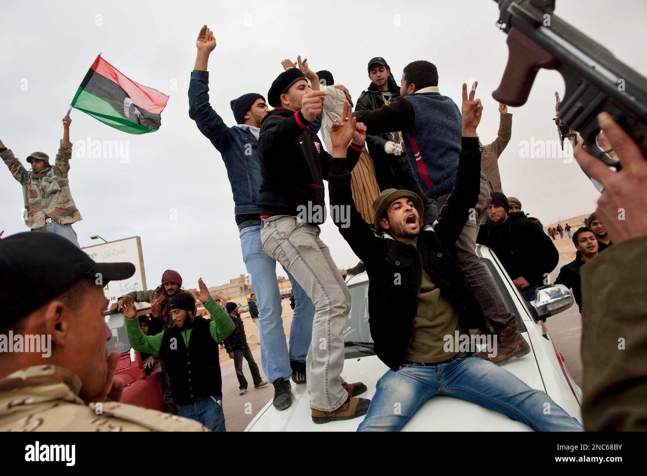 Libyan rebels who are part of the forces against Libyan leader Moammar Gadhafi rally themselves at a forward position in the village of Bin Jawwad, west of the recently captured oil town of Ras Lanuf, eastern Libya, Saturday, March 5, 2011. (AP Photo/Kevin Frayer) Banque D'Images