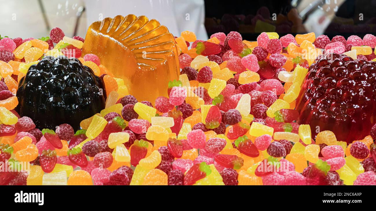 Bonbons juteux colorés en gelée avec saveur de frutis en gros plan Banque D'Images
