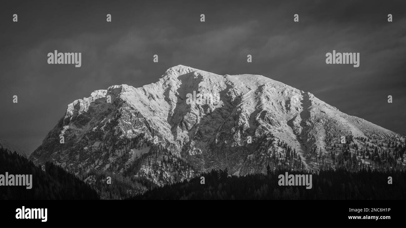 Grandes collines enneigées près de Spital am Pyhrn en hiver froid frais soirée Banque D'Images