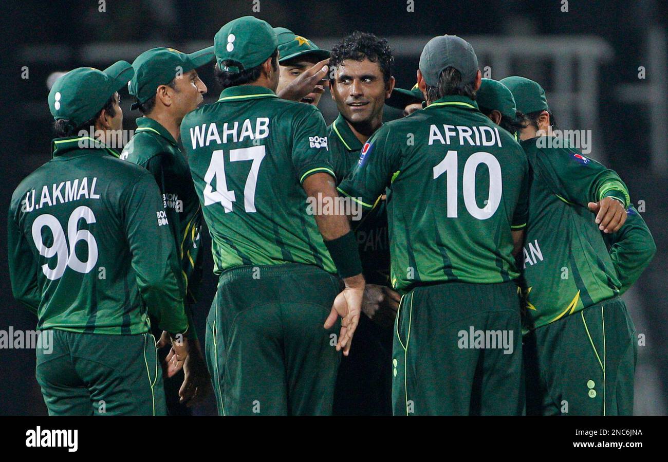 Pakistan's bowler Abdul Razzaq, center, is congratulated by teammates after taking the wicket of Canada's opener Nitish Kumar, who was bowled for 2 runs, during their ICC Cricket World Cup match in Colombo, Sri Lanka, Thursday March 3, 2011. (AP Photo/Andres Leighton) Banque D'Images