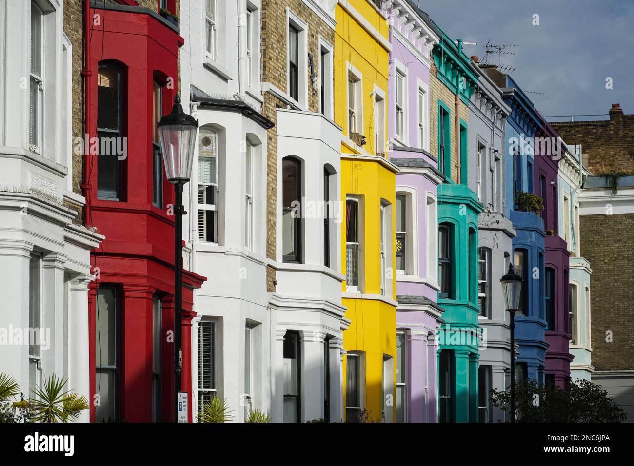 Maisons en terrasse colorées dans la rue résidentielle de Notting Hill, Londres, Angleterre Royaume-Uni Banque D'Images