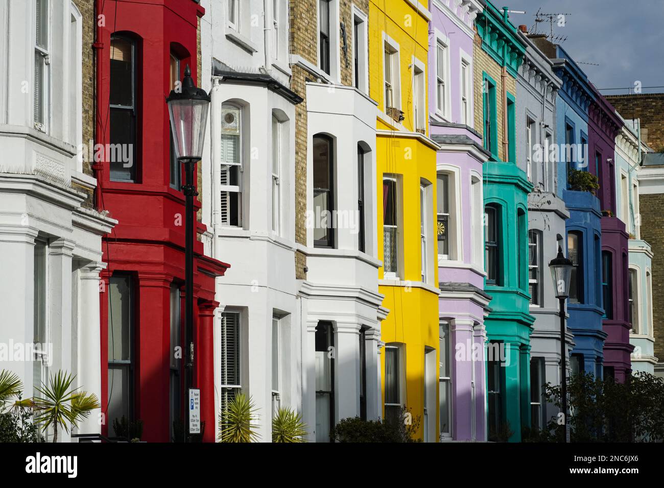 Maisons en terrasse colorées dans la rue résidentielle de Notting Hill, Londres, Angleterre Royaume-Uni Banque D'Images