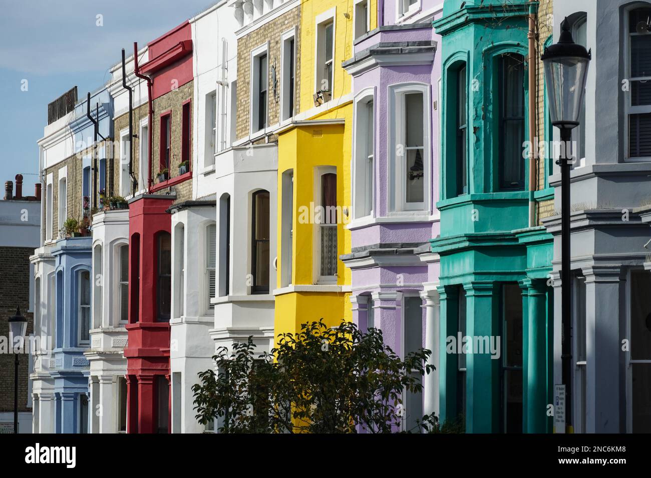 Maisons en terrasse colorées dans la rue résidentielle de Notting Hill, Londres, Angleterre Royaume-Uni Banque D'Images