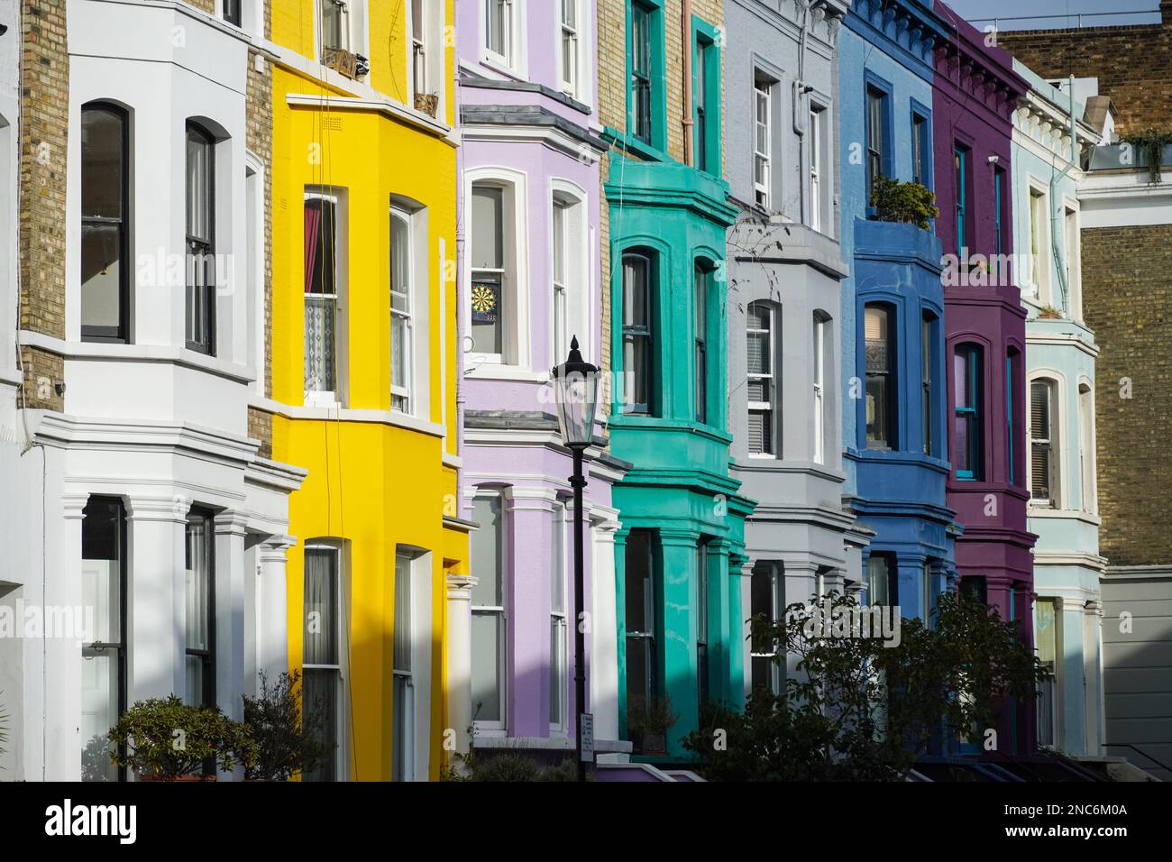 Maisons en terrasse colorées dans la rue résidentielle de Notting Hill, Londres, Angleterre Royaume-Uni Banque D'Images
