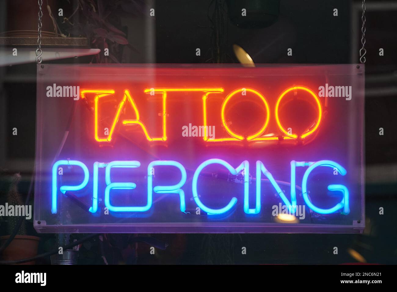 Tatouage et piercing studio néon signe à Londres Angleterre Royaume-Uni Banque D'Images