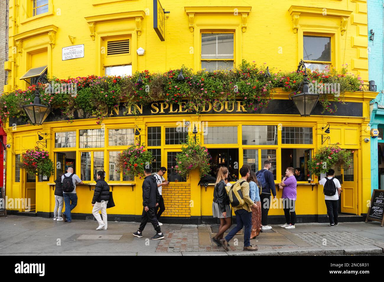 Les gens à l'extérieur du Sun dans Splendour pub à Portobello Road, Londres Angleterre Royaume-Uni Banque D'Images