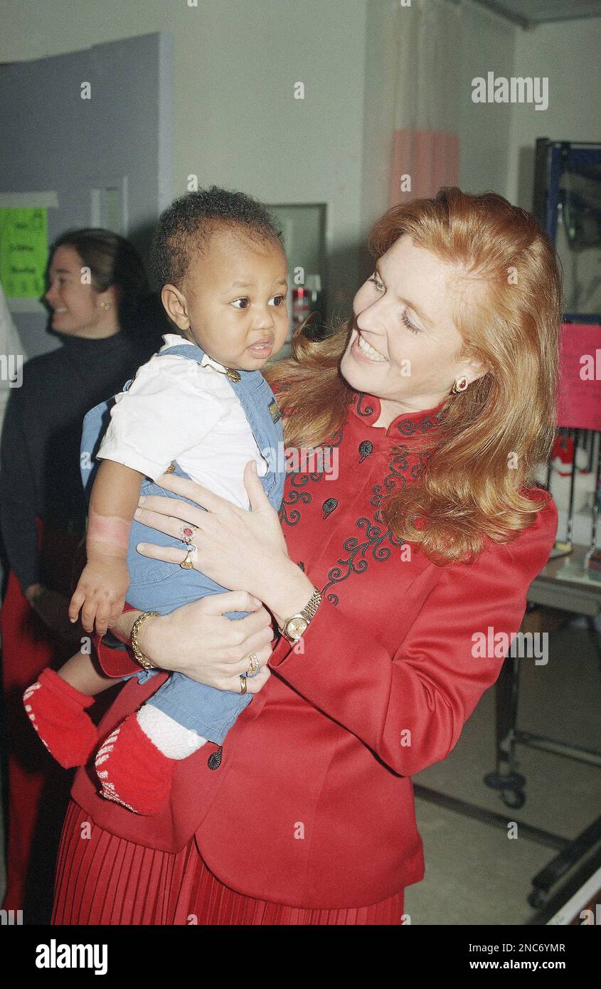 Her Royal Highness Sarah Ferguson, the Duchess of York holds year-old burn patient Imes Vincent at New York Hospital Cornell Medical center on Tuesday, Feb. 15, 1994. She visited adult and pediatric patients in four units of the center. (AP Photo/Malcolm Clarke) Banque D'Images
