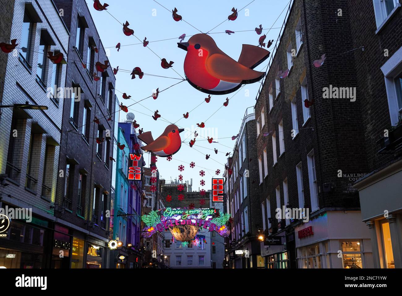 Lumières et décorations de Noël sur Carnaby Street, Londres Angleterre Royaume-Uni Banque D'Images