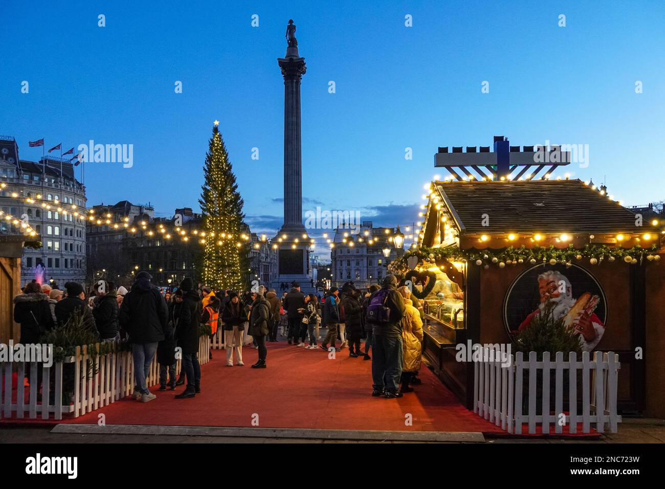 Marché de Noël et arbre de Noël à Trafalgar Square, Londres Angleterre Royaume-Uni Banque D'Images