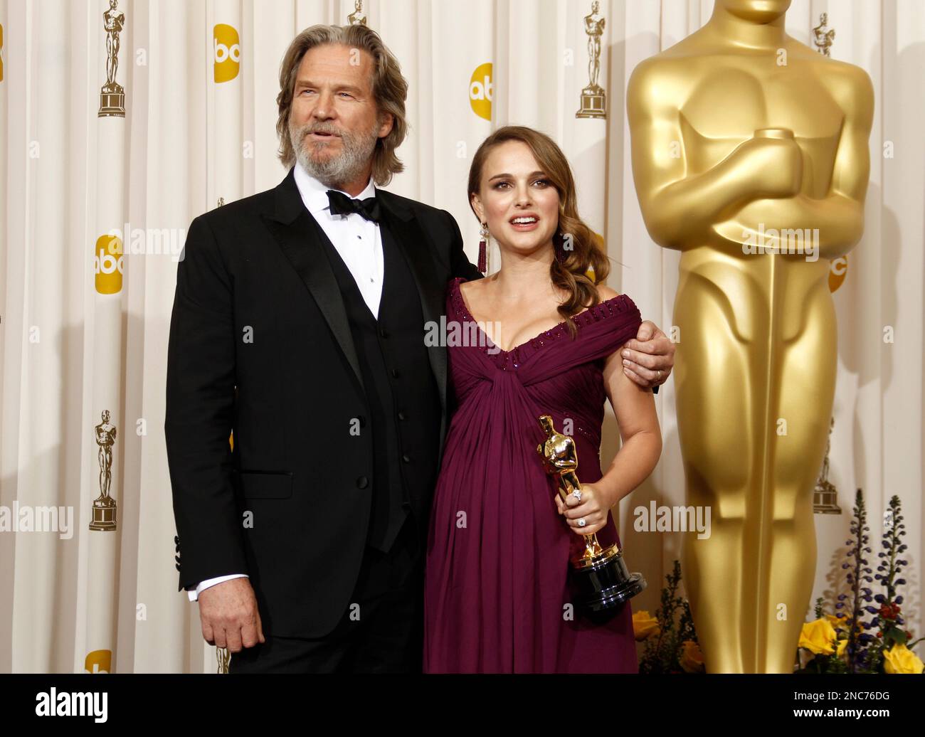 Natalie Portman poses backstage with presenter Jeff Bridges, left, and the Oscar for best performance by an actress in a leading role for "Black Swan" at the 83rd Academy Awards on Sunday, Feb. 27, 2011, in the Hollywood section of Los Angeles. (AP Photo/Matt Sayles) Banque D'Images