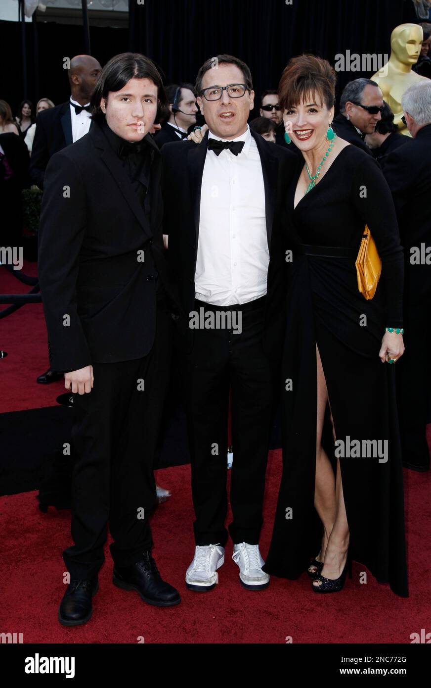 Director David O. Russell, center, and guests arrive before the 83rd Academy Awards on Sunday, Feb. 27, 2011, in the Hollywood section of Los Angeles. (AP Photo/Matt Sayles) Banque D'Images
