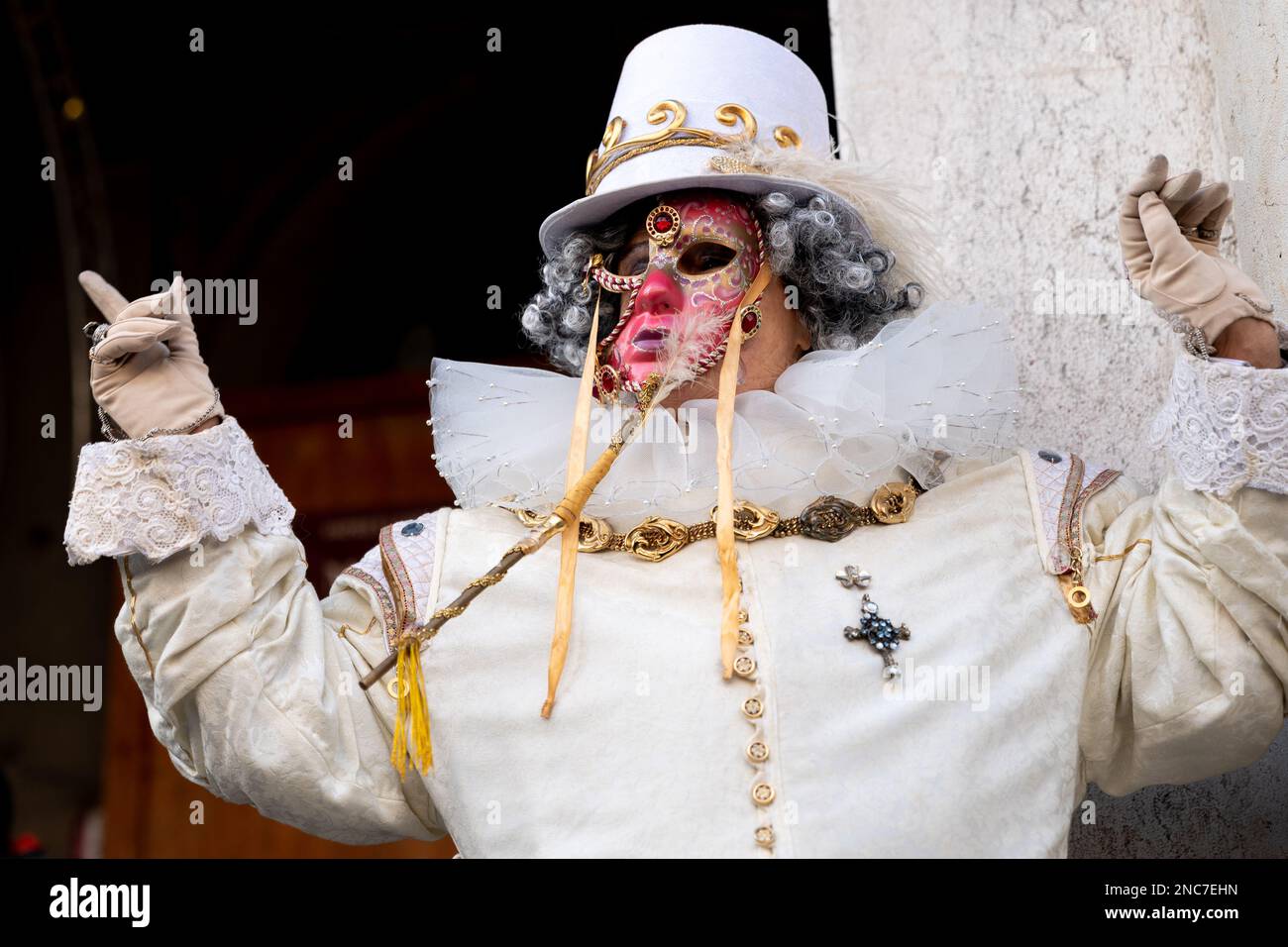 Les fêtards masqués se réunissent pour célébrer le carnaval de Venise à Venise, Italie, le 11 février 2023. Banque D'Images