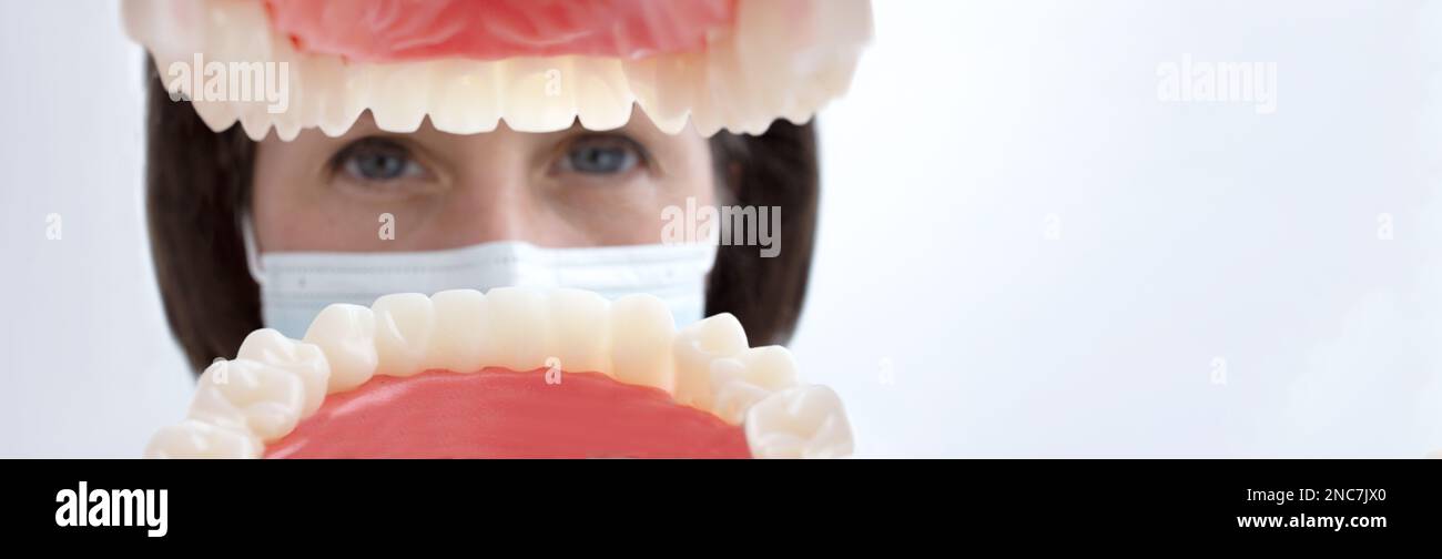 Vue de la bouche. Vue chez un jeune dentiste de sexe masculin depuis la bouche du patient. Teethcare, concept de santé dentaire Banque D'Images