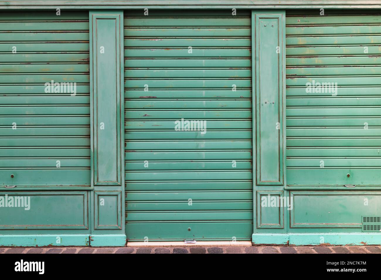 Photo de volets peints en vert sur une boutique de la Picardie, France Banque D'Images