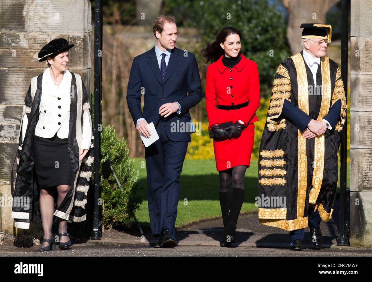 Britain's Prince William, centre left, and his fiancee Kate Middleton, centre right, are accompanied by St Andrews University's Principal Professor Louise Richardson and University Chancellor Sir Menzies Campbell during a visit to St Andrews University, St Anrews Scotland, Friday, Feb. 25 2011. William and Kate who first met whilst studying at the University of St Andrews helped mark the start of the 600th anniversary of the university's foundation. (AP Photo/Chris Clark) Banque D'Images