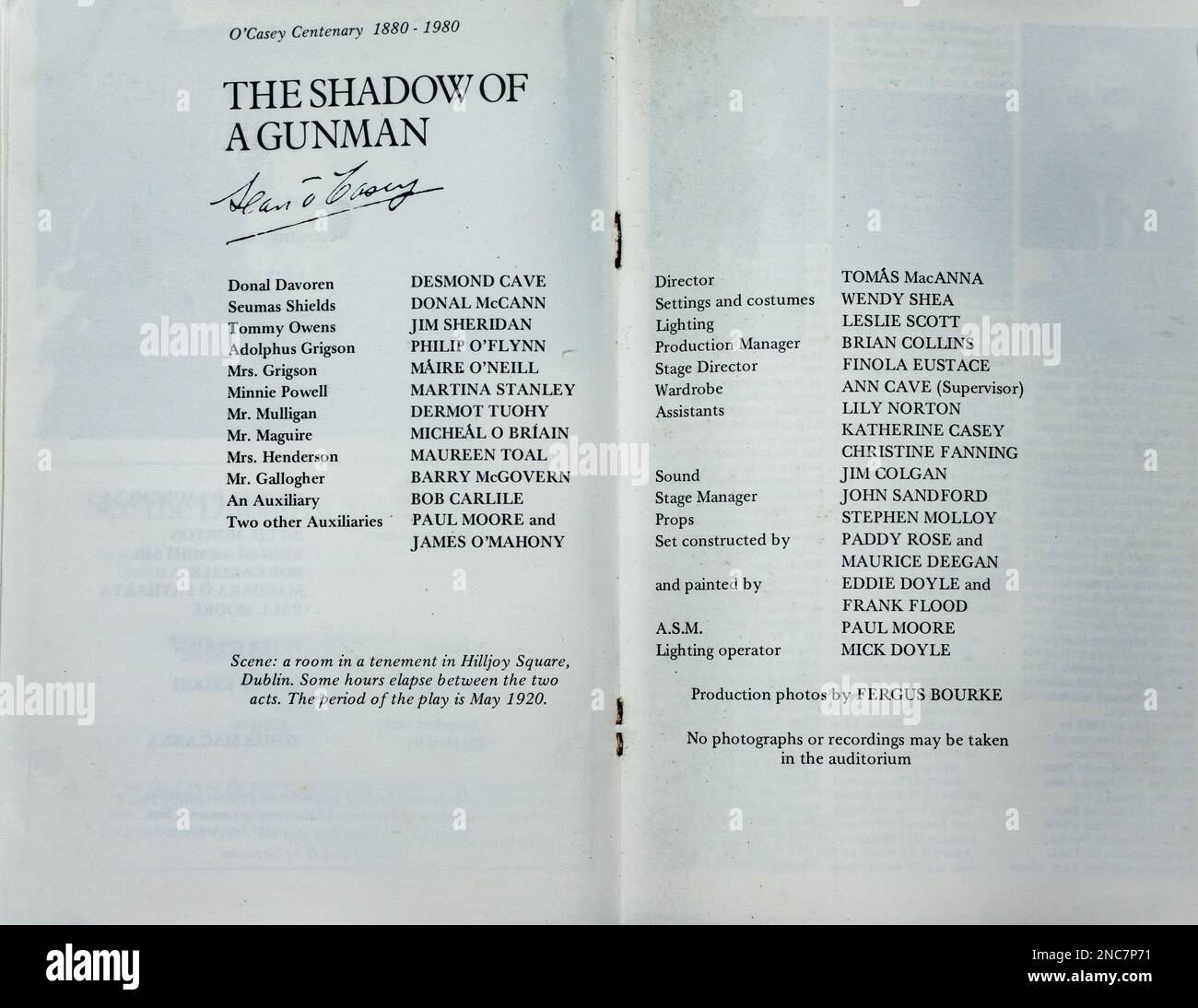 The Cast list pour la production 1980 de Sean O’Casey’s Shadow of a Gunman au Abbey Theatre, Dublin, Irlande. Directeur Tomás MacAnna. Banque D'Images
