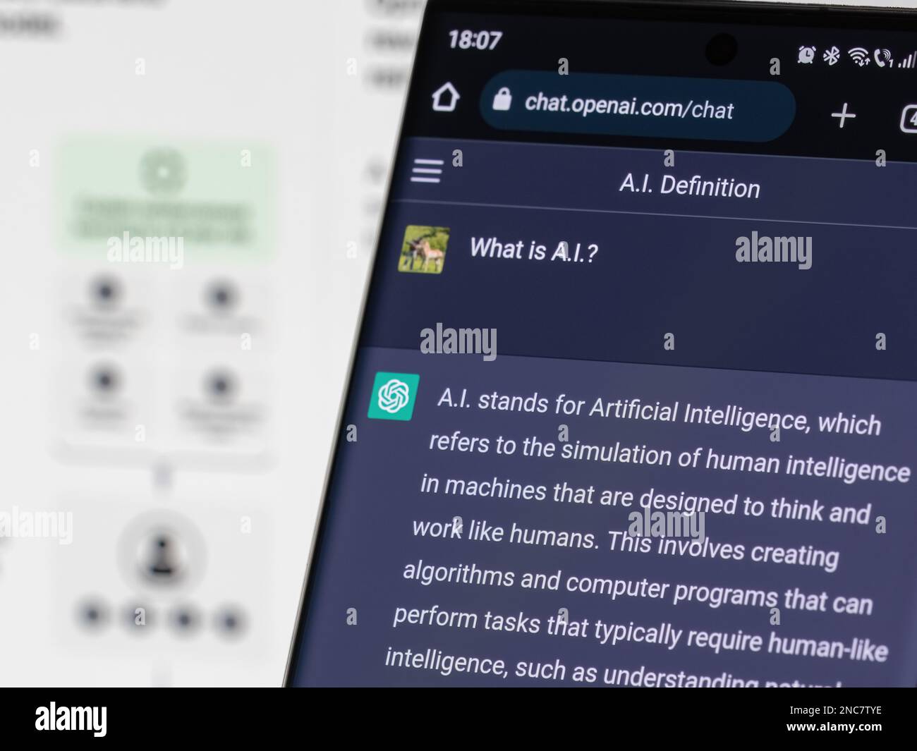 Galati, Roumanie - 08 février 2023: Page web de ChatGPT, un prototype ai chatbot développé par OpenAI, sur un écran de smartphone. Exemples d'interactions Banque D'Images