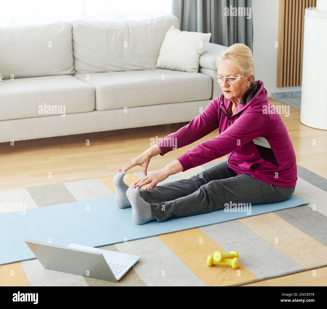 senior stretching exercice femme entraînement style de vie sport fitness maison saine gym exercice fitness portable yoga méditation instruction en ligne Banque D'Images