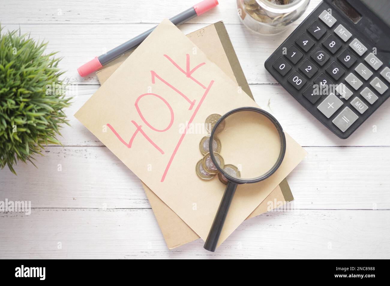 Bloc-notes avec le mot 401k sur fond blanc, gros plan , Banque D'Images