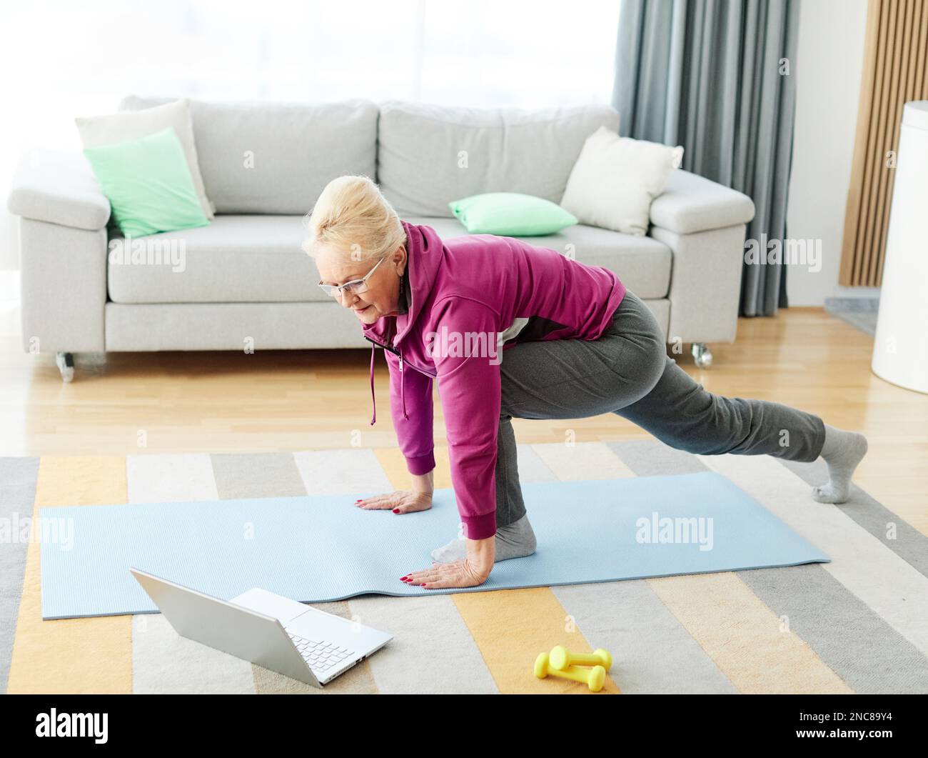 senior stretching exercice femme entraînement style de vie sport fitness maison saine gym exercice fitness portable yoga méditation instruction en ligne Banque D'Images